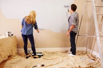 Malowanie ścian farbą a tapetowanie – które z rozwiązań jest lepsze?
